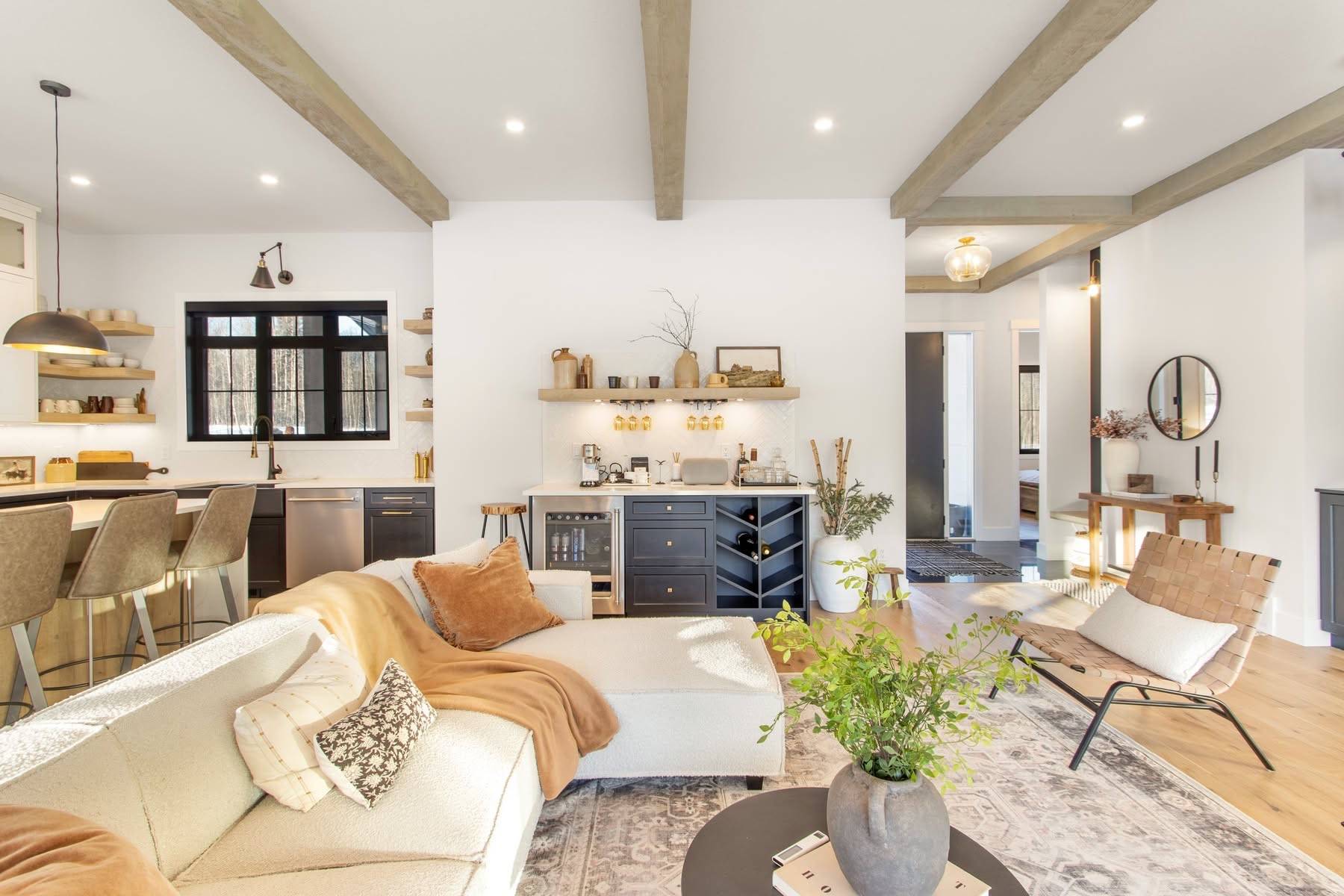 Full-service interior with ceiling beams by Do Up Interiors